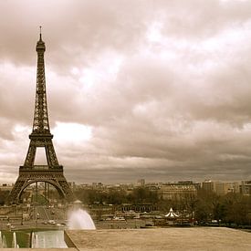 Cloudy day in Paris von Cinderella B