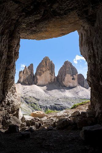 Die Drei Zinnen von einer Höhle aus gesehen von iPics Photography