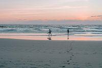 Surfers au coucher du soleil | Côte atlantique Bretagne France | Tirage photo mer photographie de voyage