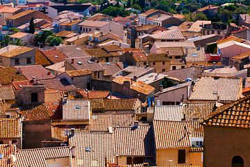 Uitzicht over de daken van het kleine middeleeuwse dorp Gruissan in het zuiden van Frankrijk. van Photo Art Thomas Klee