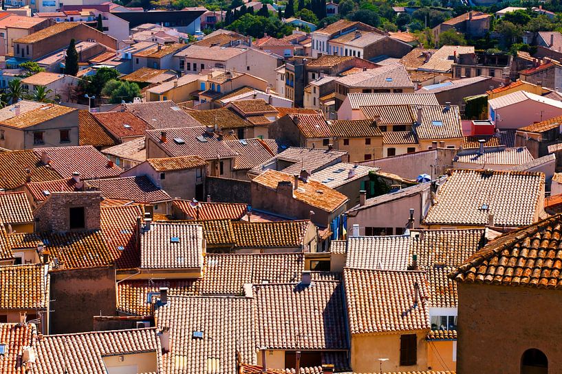 Blick über die Dächer des kleinen mittelalterliches Dorfes Gruissan in Südfrankreich. von Photo Art Thomas Klee