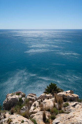 Klippe mit Blick auf das weite Meer