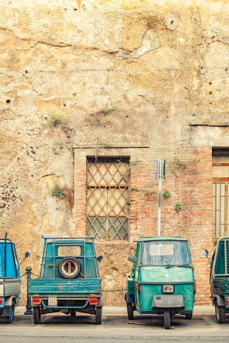 Groene Piaggio Ape in Pitigliano in Italië