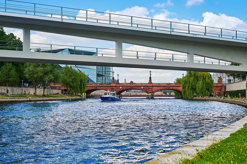 Un bateau de la police des eaux de Berlin sur le Spree. par Michaela Bechinie