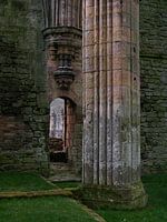 Doorkijkje bij oude kathedraal