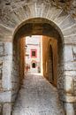 Poortje in Ibiza-stad van Mark Bolijn thumbnail