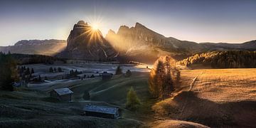 Sunrise at the Alpe di Siusi in the Dolomites. by Voss Fine Art Fotografie