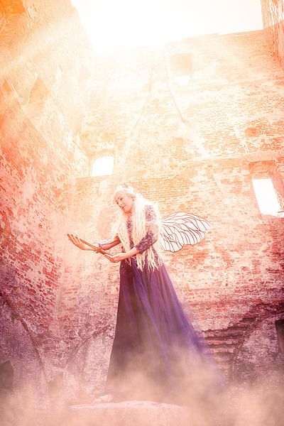 Elfe en ruine avec une épée par Kaylee Verschure