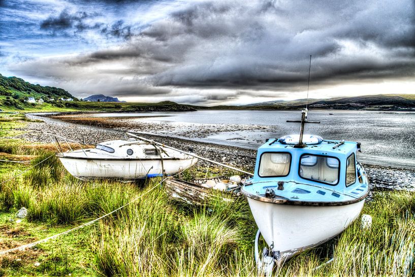 Bootjes op het strand van Skye par Floris van Woudenberg