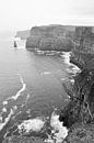 Cliffs of Moher - Ierse natuurfotografie in zwart-wit van Carolina Reina Photography thumbnail