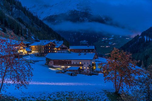 Bergboerderijen in Kalkstein op het blauwe uur, Innervillgraten