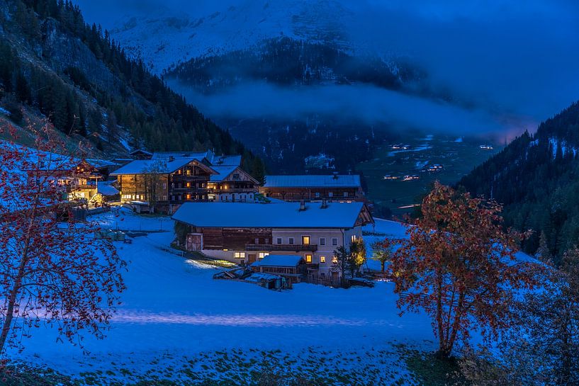 Bergbauernhöfe in Kalkstein zur blauen Stunde, Innervillgraten von Christian Müringer