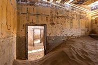 Verlaten huis in Kolmanskop. van OCEANVOLTA thumbnail