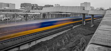 NS trein raast langs Luchtsingel Rotterdam