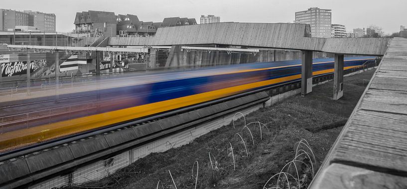 NS trein raast langs Luchtsingel Rotterdam von Dirk Jan Kralt