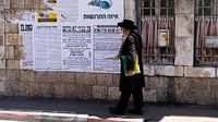Ultraorthodoxe joodse man wandelt door wijk in Jeruzalem van Jessica Lokker thumbnail