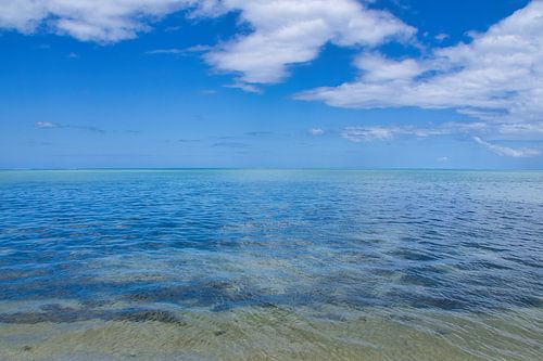 Endlose Weite des blauen Meeres