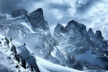 Een winterstorm op de Passo Rolle in de Dolomieten van Daniel Gastager
