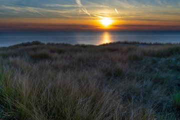 Zonsondergang boven de duinen en de zee van Rob Baken