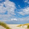 Strand mit Strandhafer und schönen Wolken an einem Sommertag von Anja Brouwer Fotografie