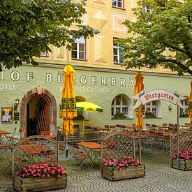 In de biertuin in het centrum van Bad Reichenhall van Thomas Riess
