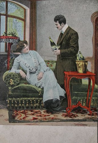 Handgekleurde ansichtkaart uit 1904 van twee geliefden die van champagne houden