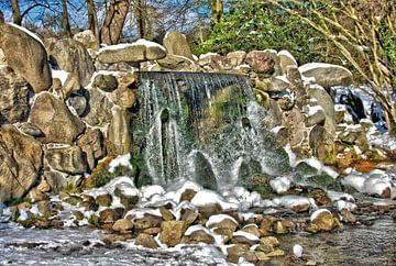 De "bevroren" waterval in Sonsbeek Park. van Jurjen Jan Snikkenburg