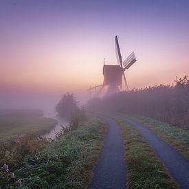 Nebliger holländischer Sonnenaufgang von Gijs Koole