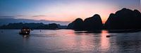 Panorama zonsondergang in Ha Long Bay, Vietnam van Rietje Bulthuis thumbnail