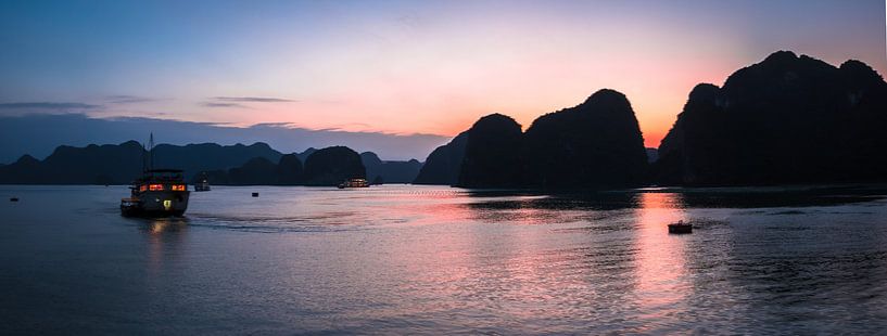 Panorama zonsondergang in Ha Long Bay, Vietnam van Rietje Bulthuis