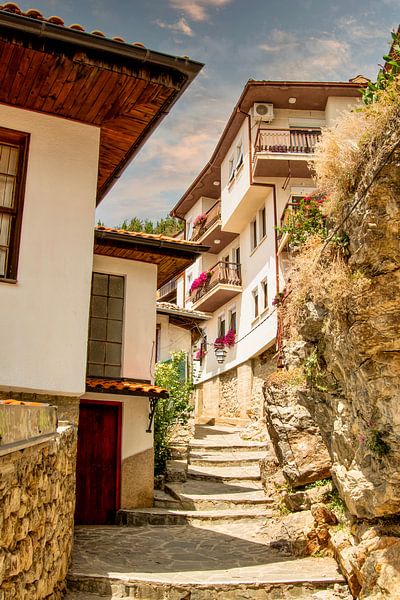 Steegje in Ohrid, vakantie gevoel van Marjolein van Middelkoop