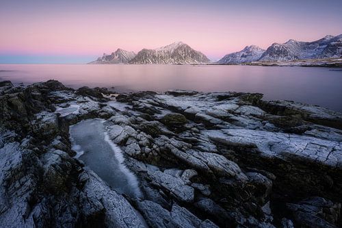 Eisige Küstenlandschaft Lofoten, Norwegen von Thom Brouwer