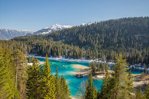 Lente aan het Caumameer in het Bündnerland in Zwitserland