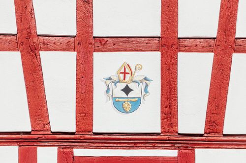 Rote Fachwerkbalken mit Wappen, Fachwerkhaus, Stadtteil Güls an der Mosel, Koblenz, Rheinland-Pfalz,