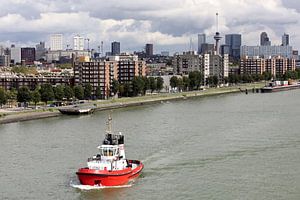 Skyline von Rotterdam mit einem Schlepper im Vordergrund von W J Kok