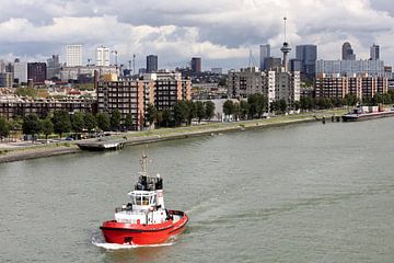 Skyline van Rotterdam met op de voorgrond een sleepboot van W J Kok