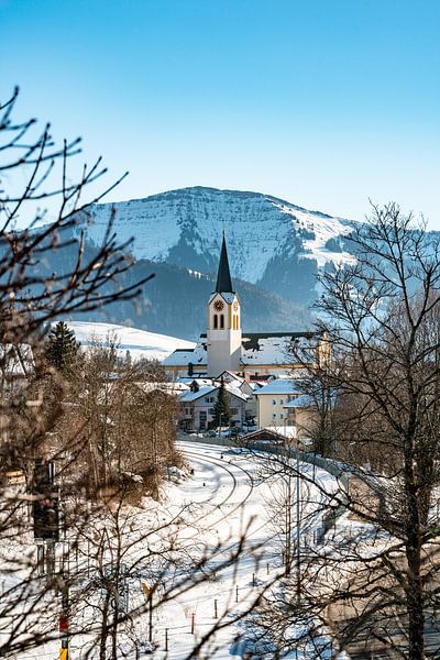 Oberstaufen mit Seiner Kirche und dem Hochgrat von Leo Schindzielorz