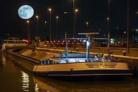 Super-Mond erscheint über einem Lastkahn.