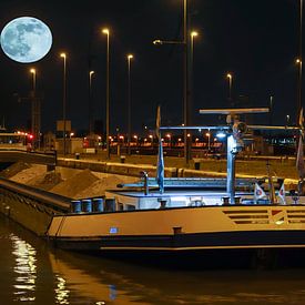 Super-Moon apparaît au-dessus d'une barge. sur Stefan Peys
