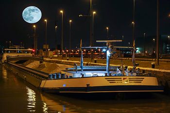 Supermaan verschijnt boven een binnenvaartschip.