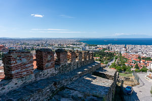 Blick auf die Stadt Thessaloniki in Griechenland mit Meer und Hafen