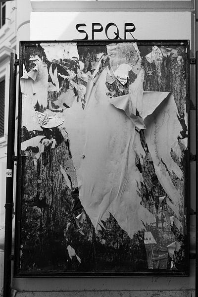 Straßenkunst Alte Nachrichten Rom Italien BNW von Martijn Jebbink Photography