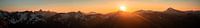 Panoramisch uitzicht bij zonsondergang over de Kleinwalsertaler Alpen