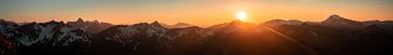 Panoramablick zum Sonnenuntergang über den Kleinwalsertaler Alpen von Leo Schindzielorz