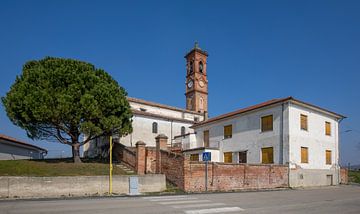 Kirche mit Nebengebäude in Piemont, Italien