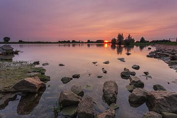 Zonsondergang IJssel Windesheim provincie Overijssel, Nederland. van Adrian Visser