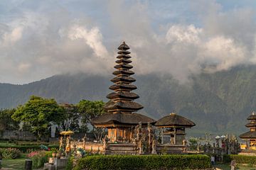 Watertempel Pura Ulun Danu Bratan, Bali, Indonesië van Peter Schickert