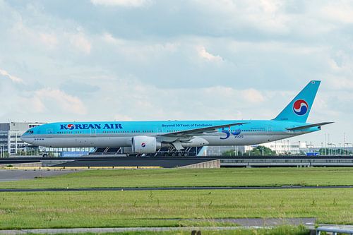 Korean Air Boeing 777-300 avec des autocollants de 50 ans.