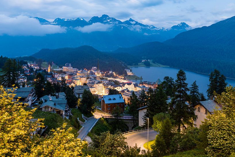 St. Moritz-Dorf in het Engadin in Zwitserland van Werner Dieterich