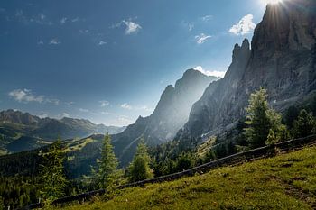 Sonnenstrahlen zwischen den Bergen in den Dolomiten.